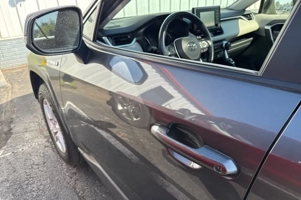 2020 Toyota RAV4 Hybrid XLE photo 1