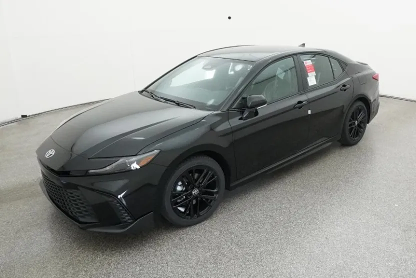 2025 Toyota Camry SE photo 1