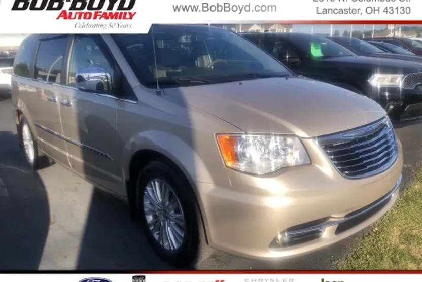 2015 Chrysler Town & Country Limited Platinum photo 1