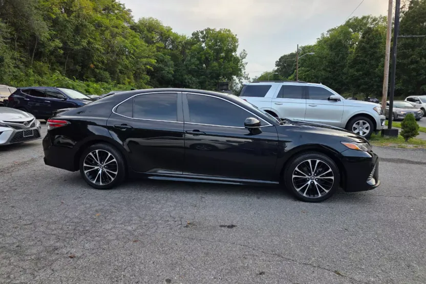 2019 Toyota Camry XLE photo 1