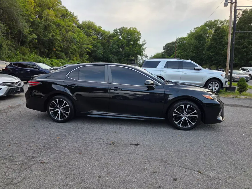 2019 Toyota Camry XLE photo 1