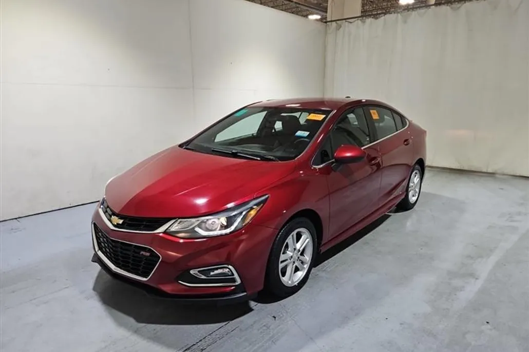 2018 Chevrolet Cruze LT photo 1