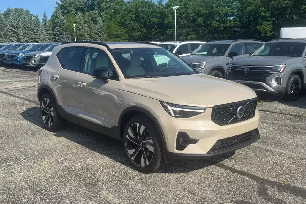 2026 Volvo XC40 photo 1