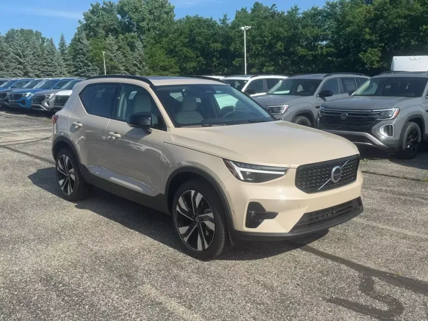 2026 Volvo XC40 photo 1