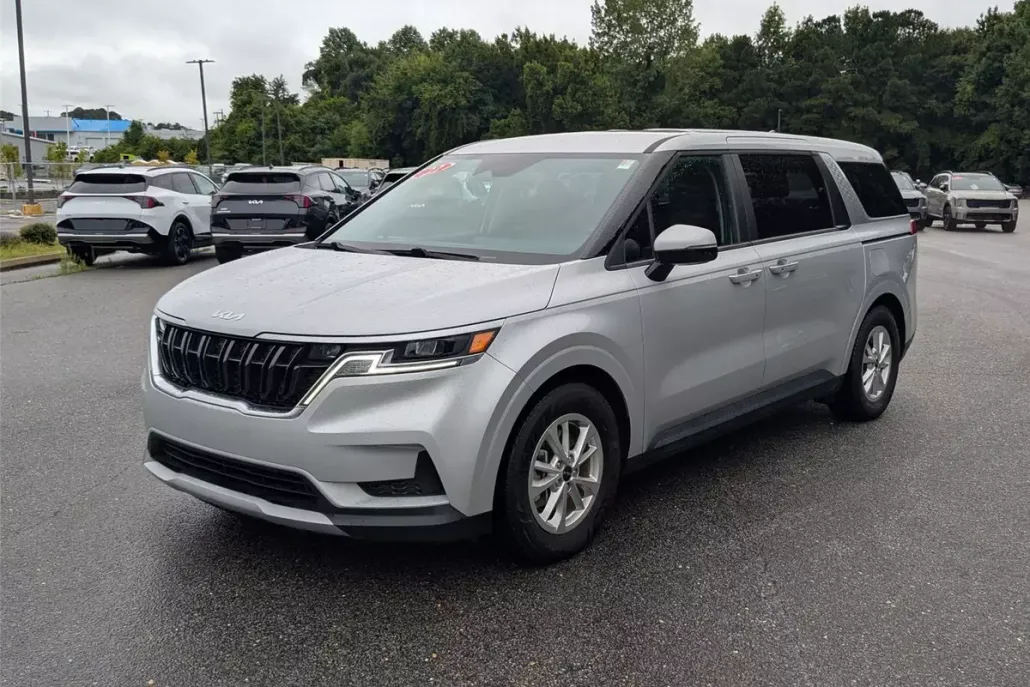 2022 Kia Carnival LX photo 1