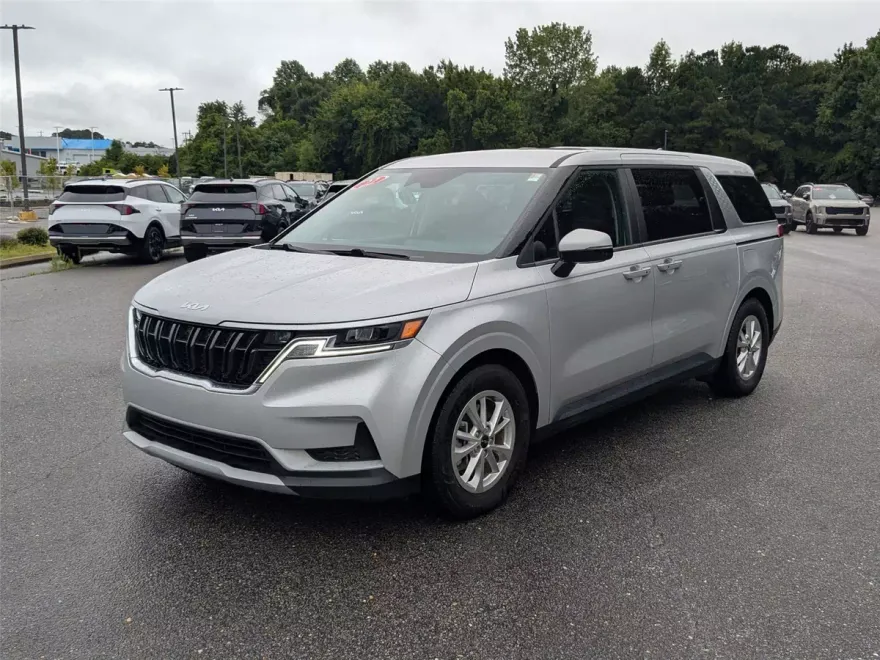 2022 Kia Carnival LX photo 1