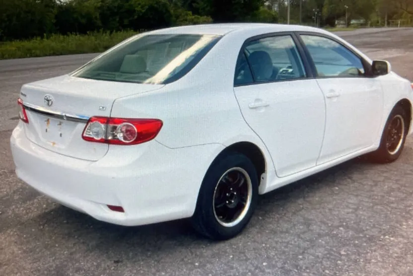 2012 Toyota Corolla LE photo 1