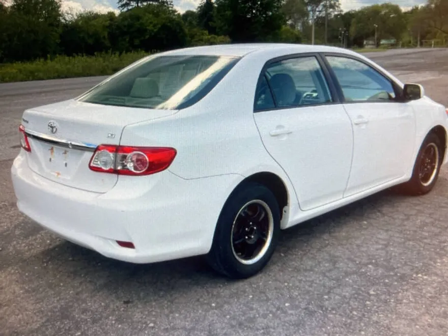 2012 Toyota Corolla LE photo 1