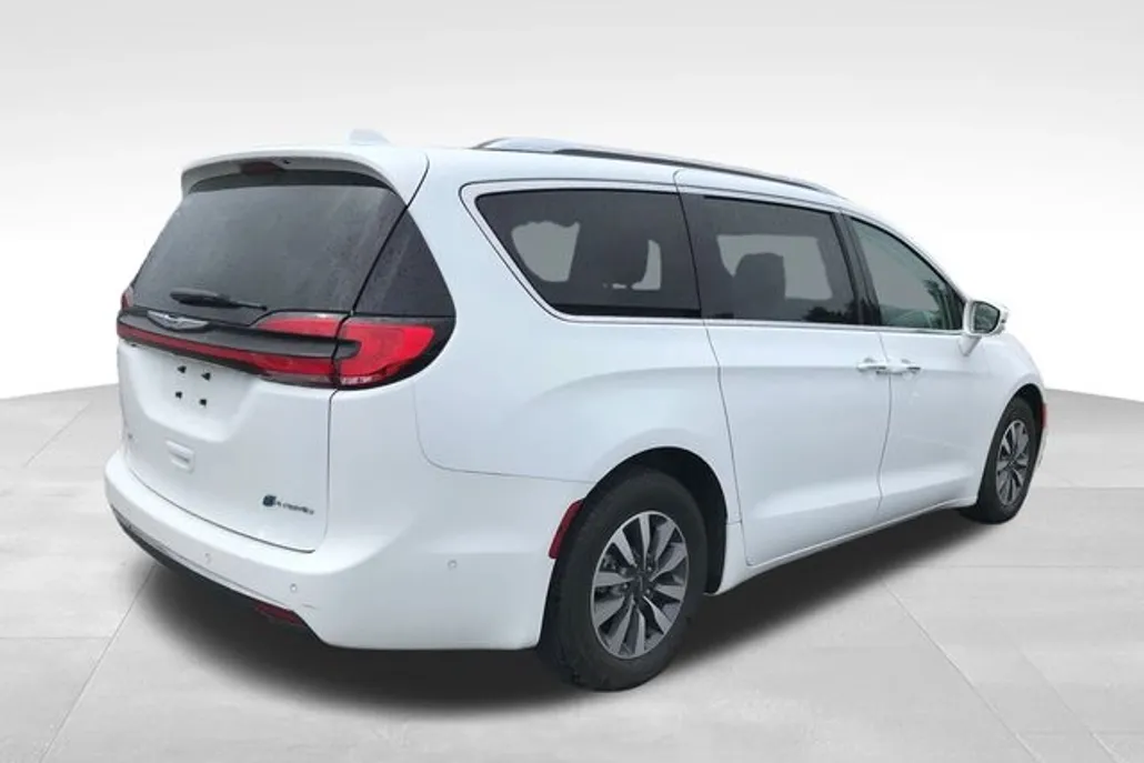 2021 Chrysler Pacifica Hybrid Touring L photo 1