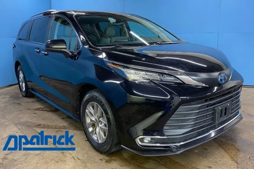 2023 Toyota Sienna XLE photo 1