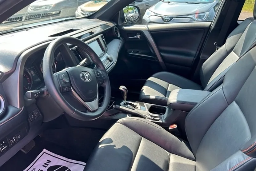 2017 Toyota RAV4 SE photo 1