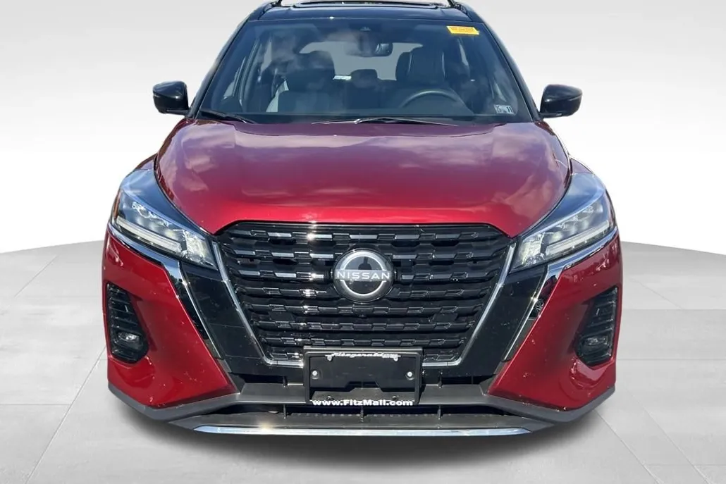 2024 Nissan Kicks SR photo 1