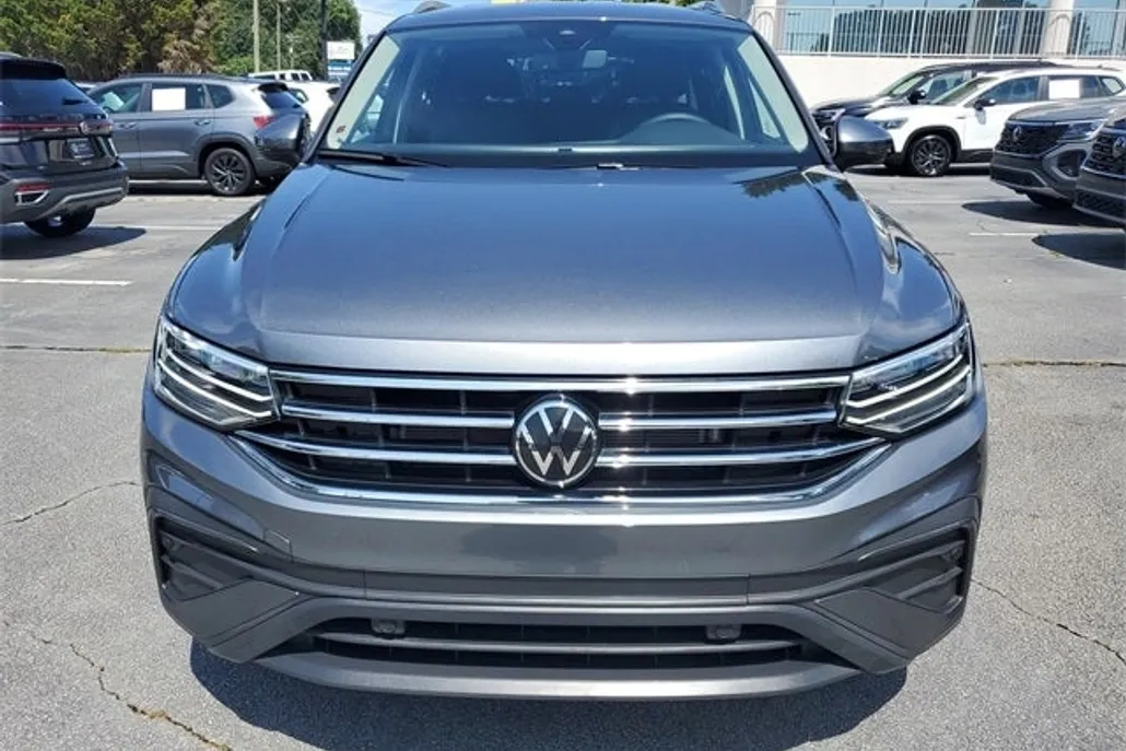 2024 Volkswagen Tiguan SE photo 1