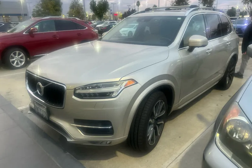 2016 Volvo XC90 T6 Momentum photo 1