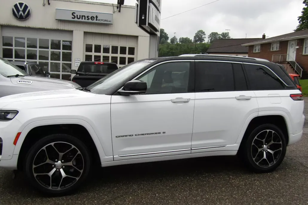 2022 Jeep Grand Cherokee Summit Reserve photo 1