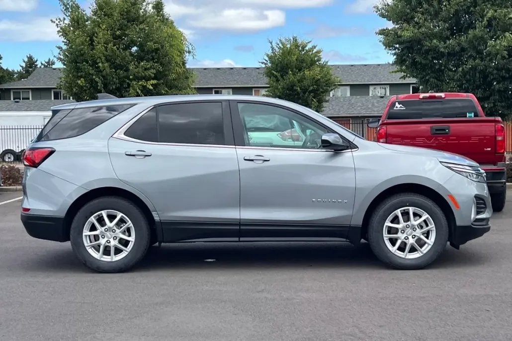 2023 Chevrolet Equinox LT photo 1
