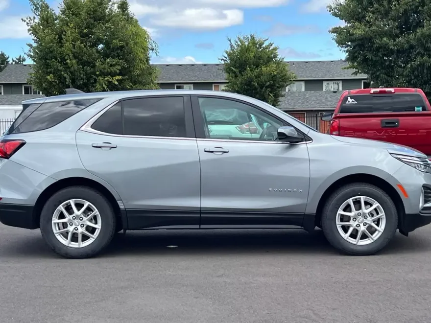 2023 Chevrolet Equinox LT photo 1