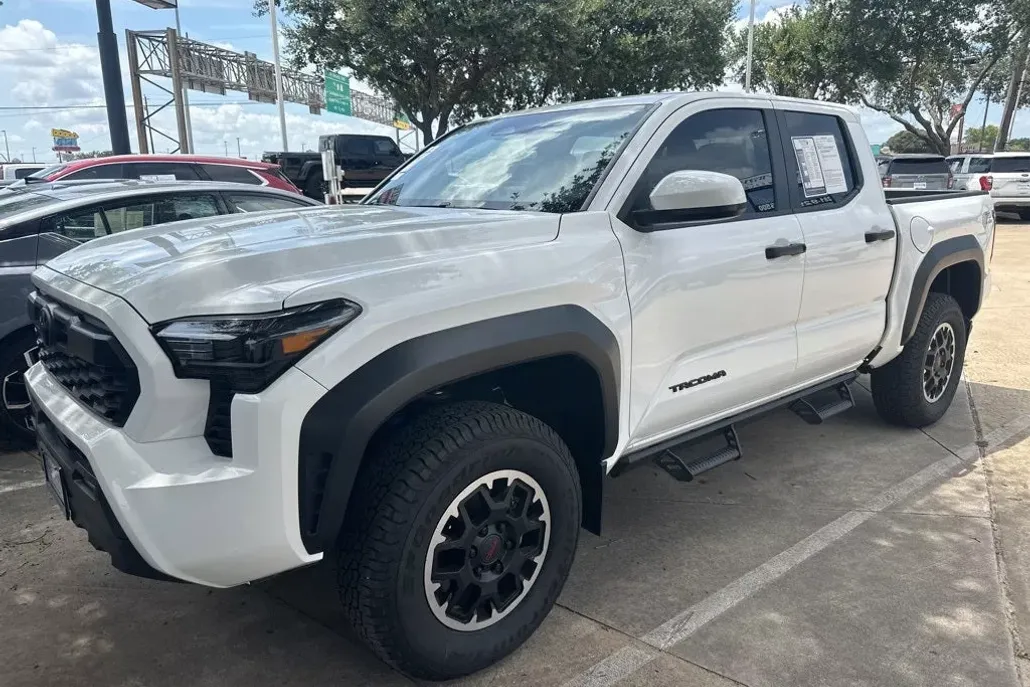 2024 Toyota Tacoma TRD Sport photo 1