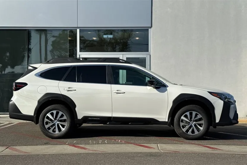 2025 Subaru Outback Premium photo 1