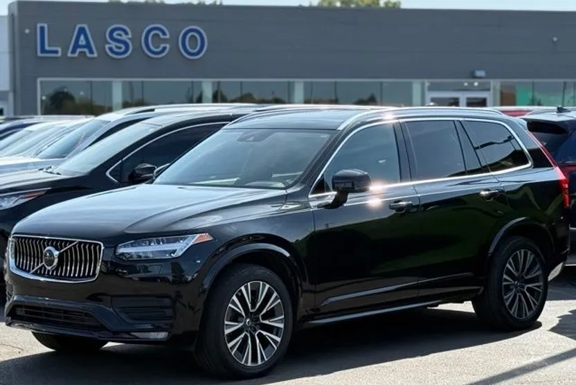 2022 Volvo XC90 T6 Momentum photo 1