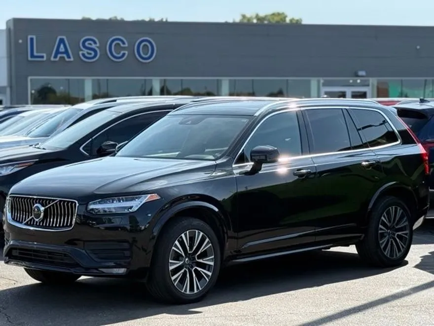 2022 Volvo XC90 T6 Momentum photo 1