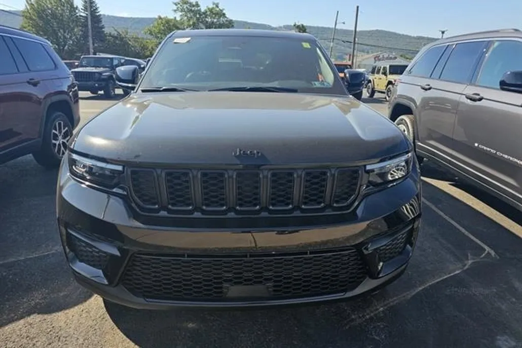 2025 Jeep Grand Cherokee Altitude photo 1