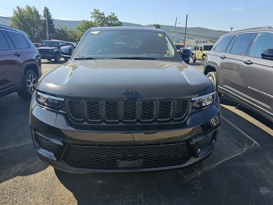 2025 Jeep Grand Cherokee Altitude photo 1