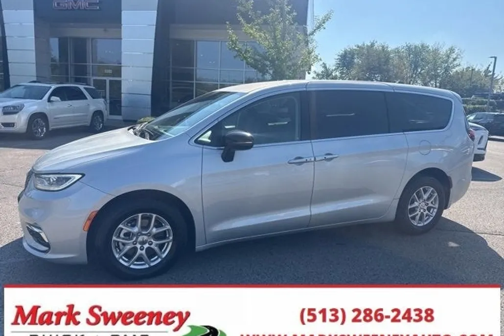 2024 Chrysler Pacifica Touring L photo 1