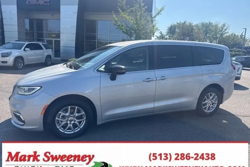 2024 Chrysler Pacifica Touring L photo 1