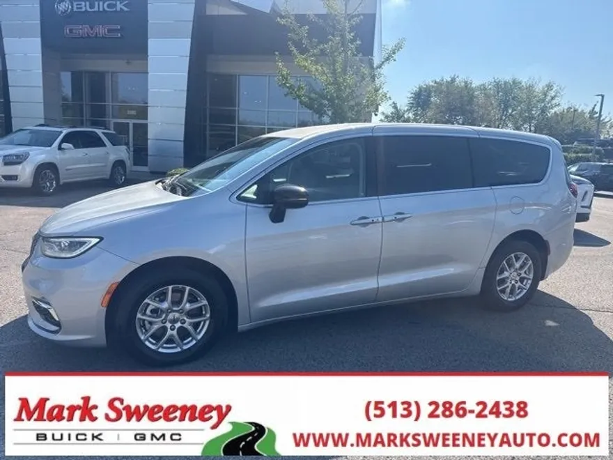 2024 Chrysler Pacifica Touring L photo 1
