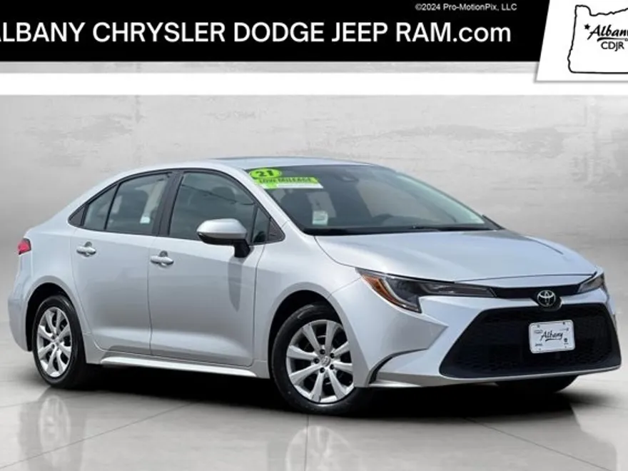 2021 Toyota Corolla LE photo 1