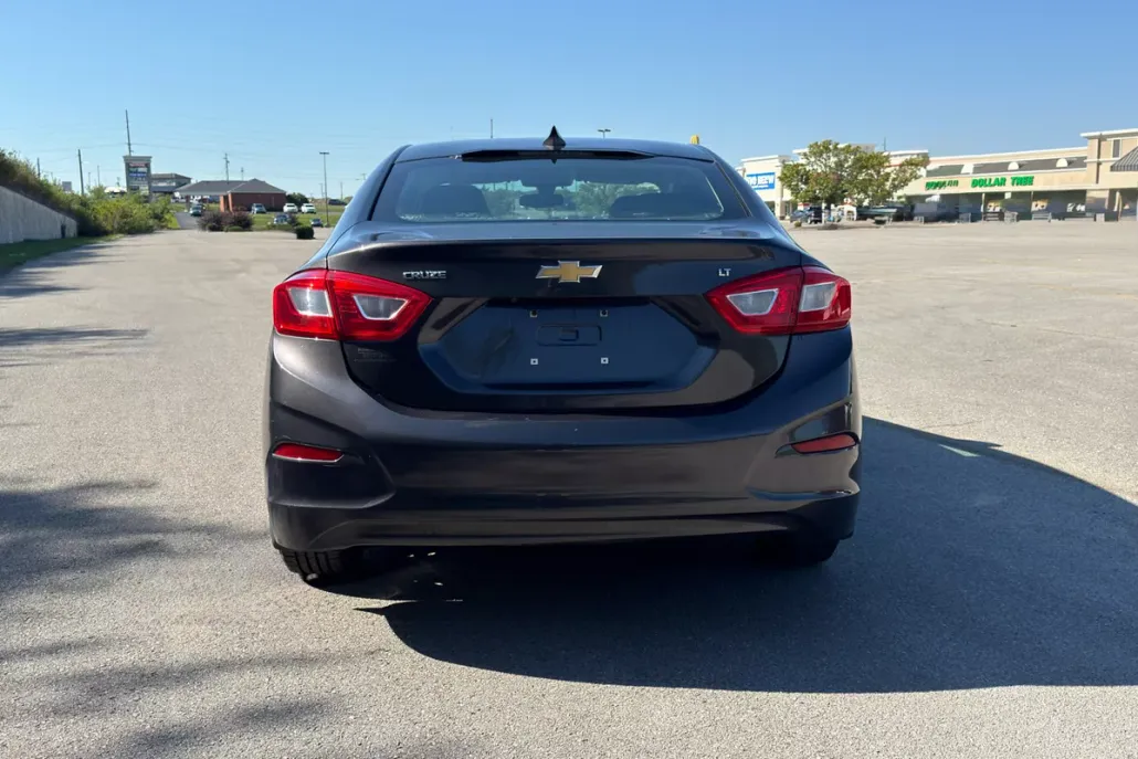 2017 Chevrolet Cruze LT photo 1