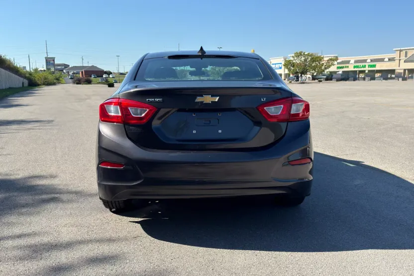 2017 Chevrolet Cruze LT photo 1