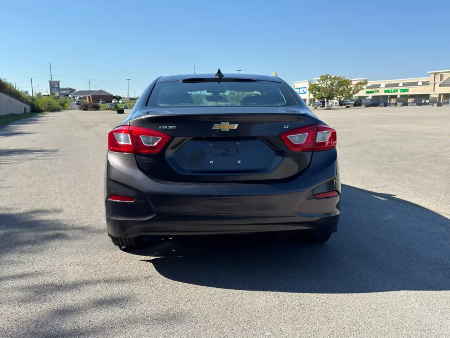 2017 Chevrolet Cruze LT photo 1