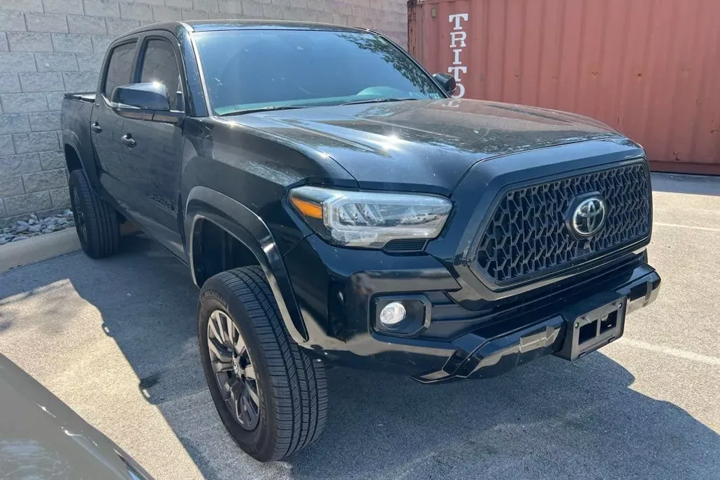 2023 Toyota Tacoma Limited V6 photo 1