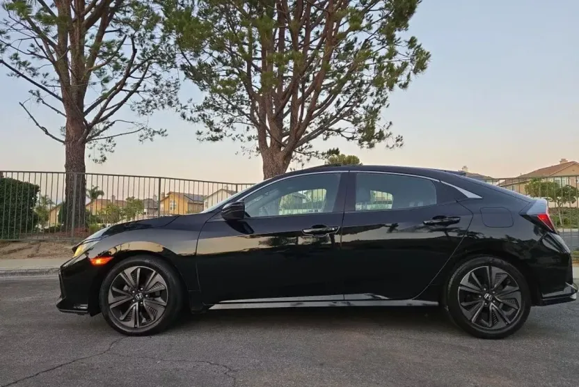 2017 Honda Civic EX-L Hatchback photo 1
