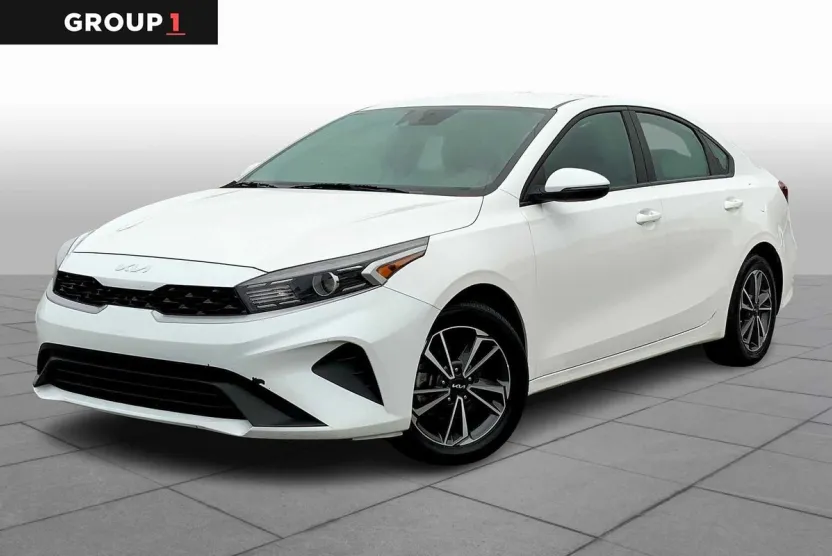 2023 Kia Forte LXS photo 1