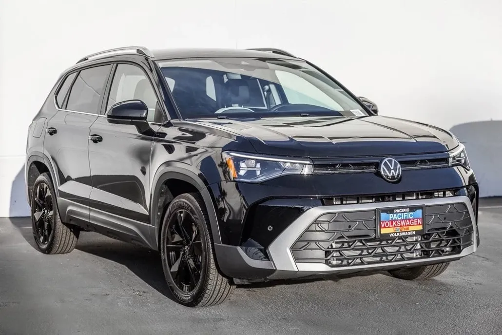 2025 Volkswagen Taos SE photo 1