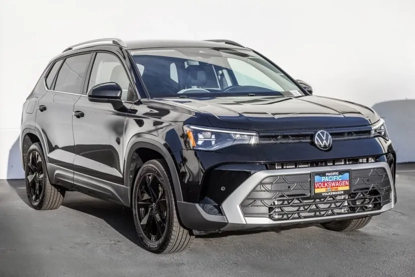 2025 Volkswagen Taos SE photo 1