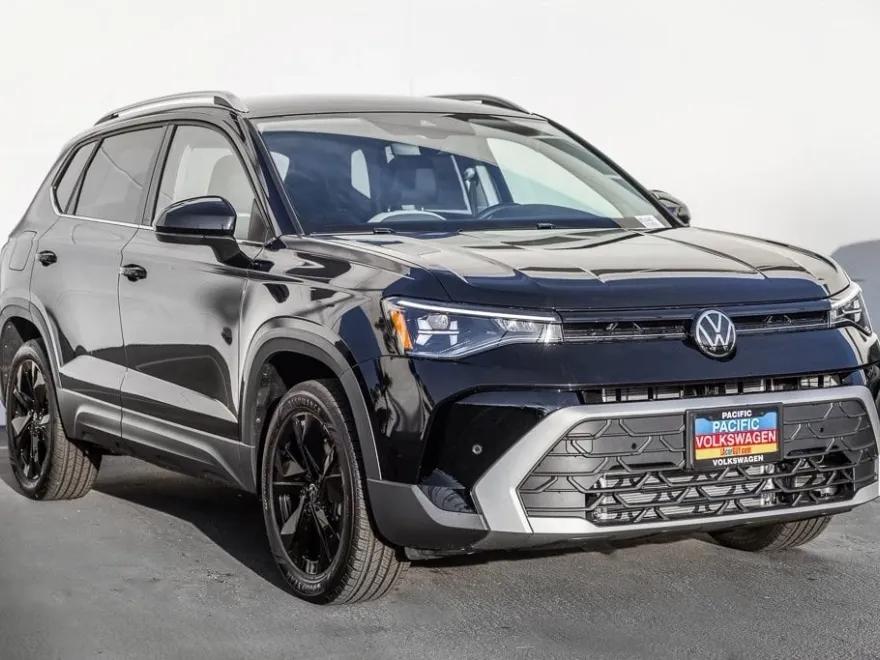 2025 Volkswagen Taos SE photo 1