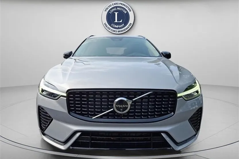 2025 Volvo XC60 Plus B5 photo 1