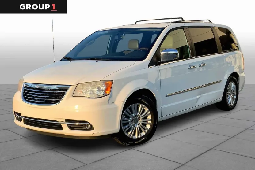 2012 Chrysler Town & Country Limited photo 1
