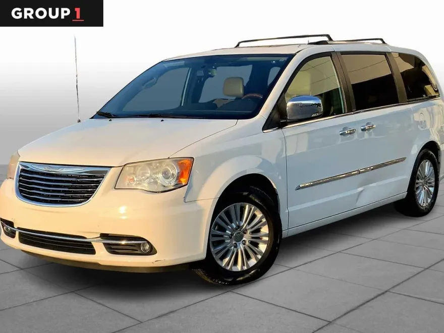 2012 Chrysler Town & Country Limited photo 1