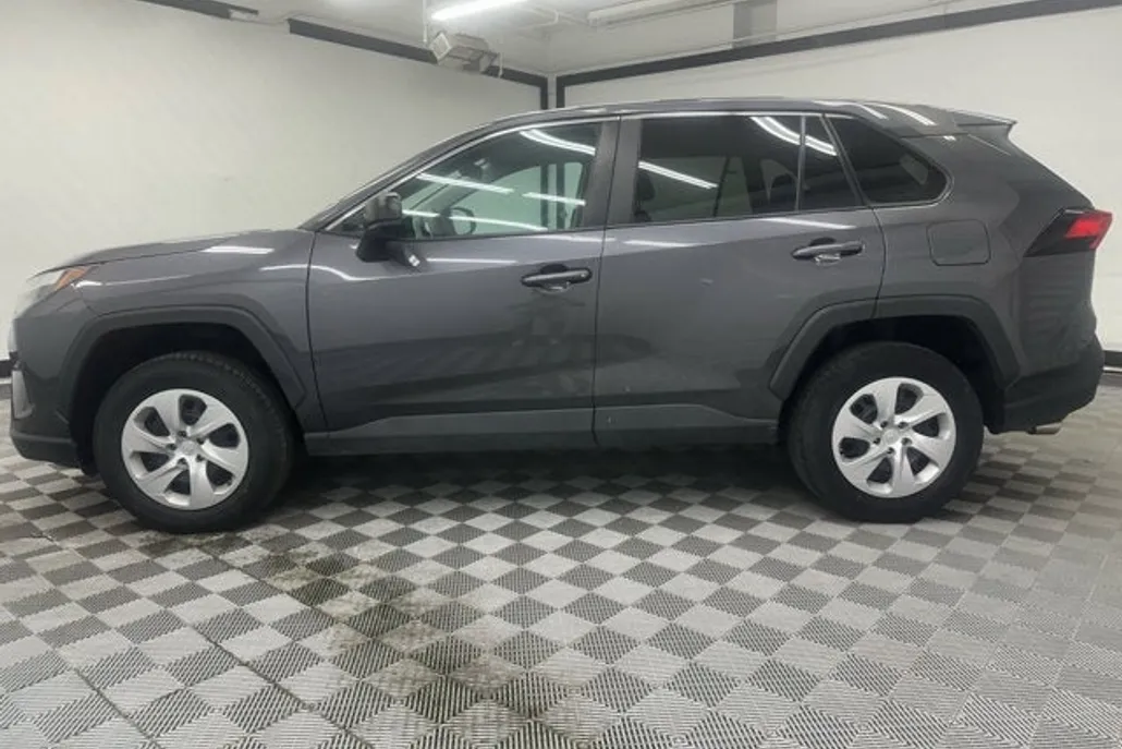 2024 Toyota RAV4 LE photo 1