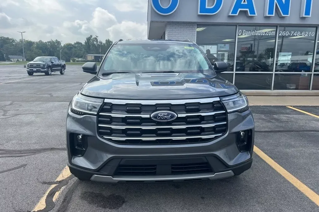 2025 Ford Explorer photo 1