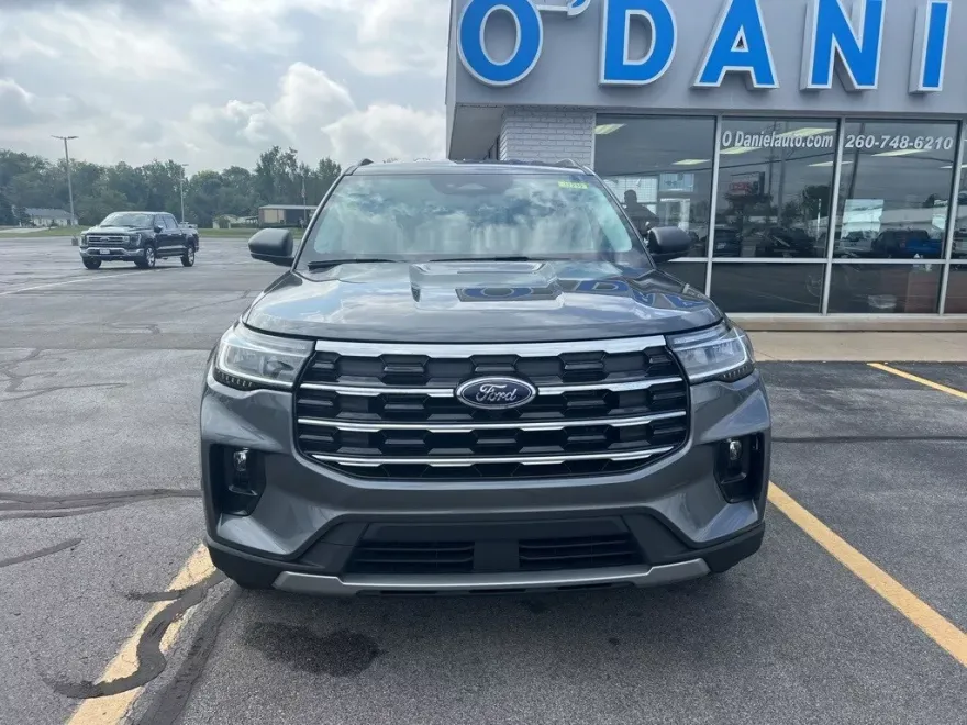 2025 Ford Explorer photo 1