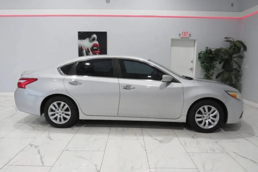 2016 Nissan Altima 2.5 photo 1