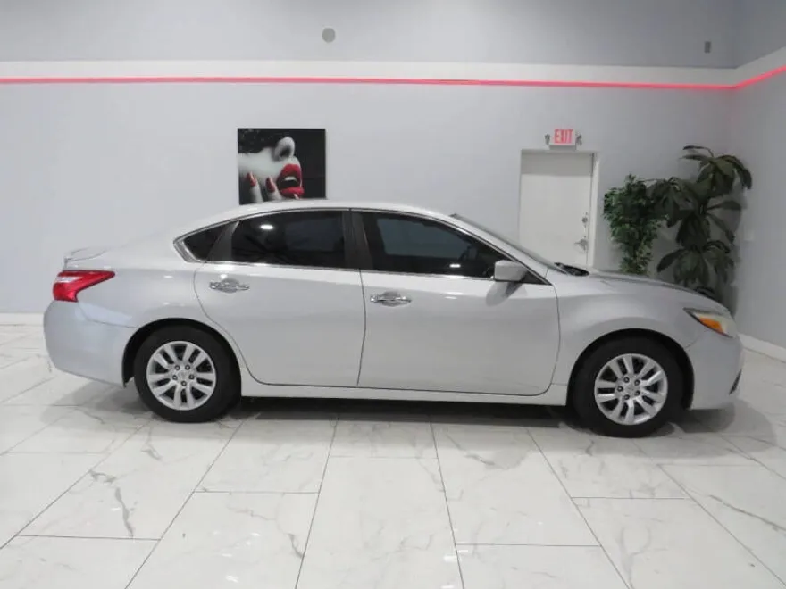 2016 Nissan Altima 2.5 photo 1