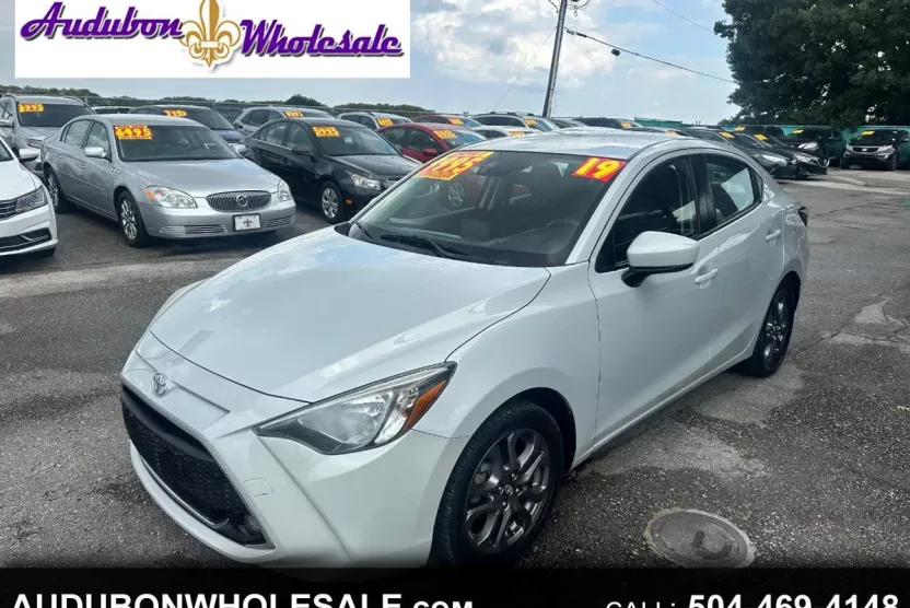 2019 Toyota Yaris XLE photo 1