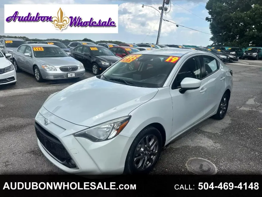 2019 Toyota Yaris XLE photo 1